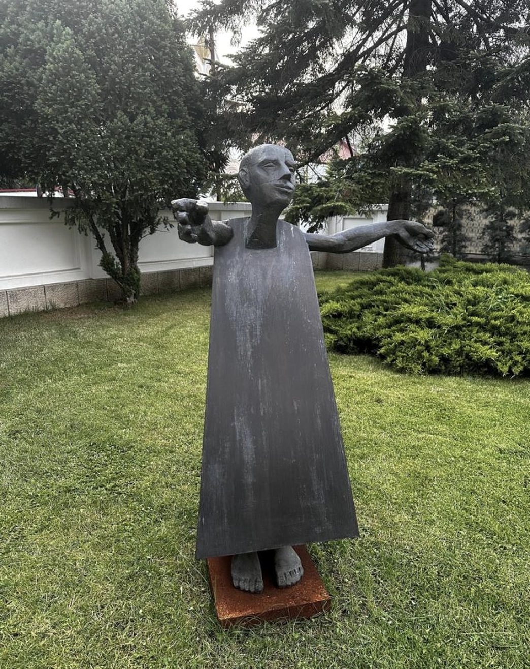 figure-with-spreaded-arms